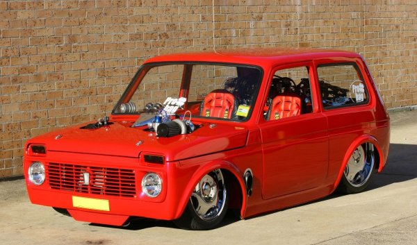 Преди години гледахме как едно Lamborghini се провира по неравните калдъръмени улички на Мелник с чудовищен тенекиен грохот, и оттогава ни е останала травма за цял живот. Защо трябва доброволно - и на солена цена - да причинявате същото на своя стар Civic? Обикновените катаджии не ви ли вдъхват достатъчно негативни емоции, та да трябва да умирате от ужас и при вида на легнал полицай?
